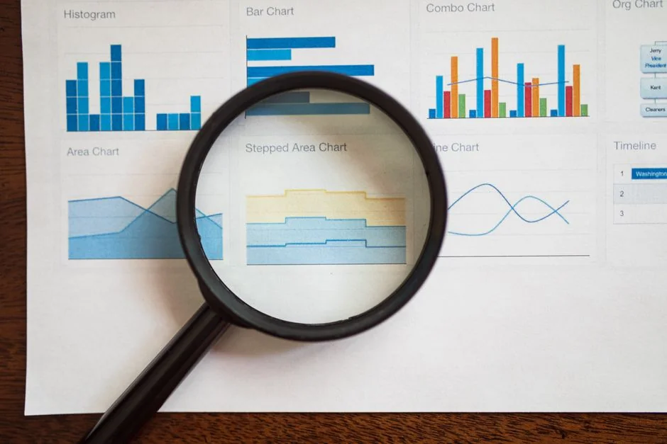 Une équipe diversifiée travaille ensemble sur des stratégies de marketing digital autour d’un bureau, avec des ordinateurs portables et des tablettes.